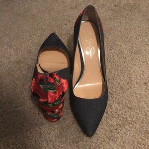 Blue denim embroidered pumps